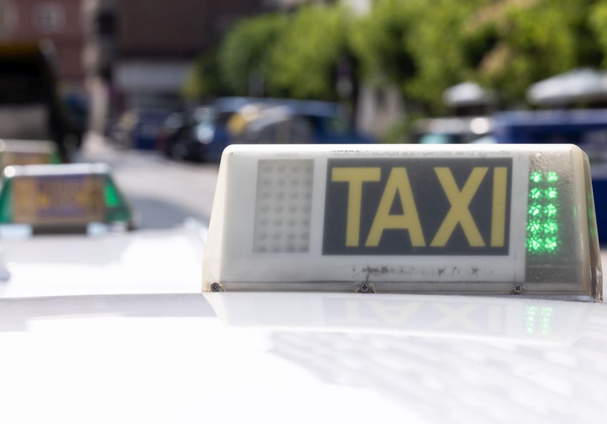 Varios taxis estacionados en la calle San José.