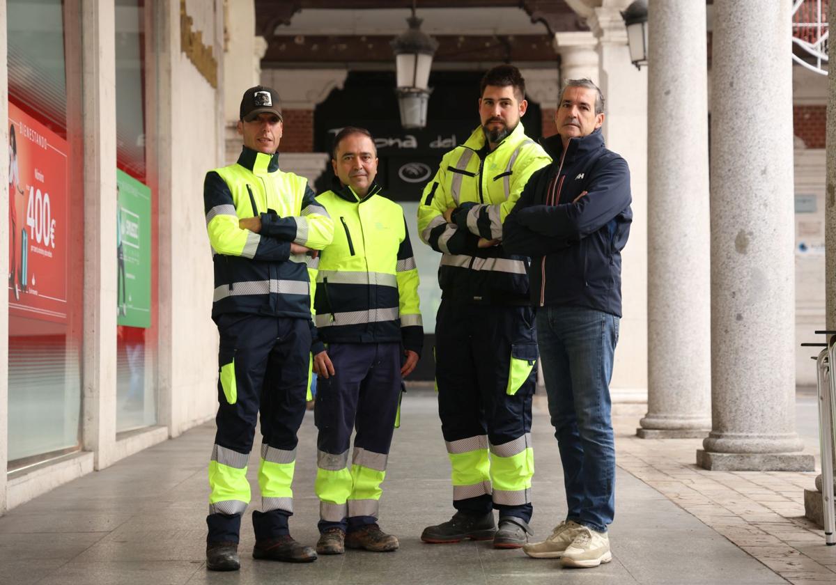 Álvaro González, Fernando Álvarez, Adrián García y Jesús García, en los soportales de la Plaza Mayor, tras ser recibidos por el alcalde, Jesús Julio Carnero.