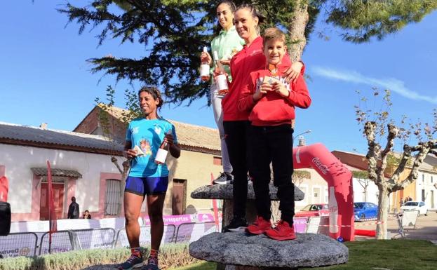 Podio de la carrera de 9 kilómetros femenina.