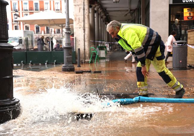 Trabajos para achicar agua por la fuga.