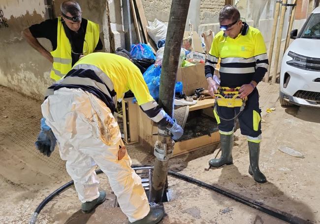 Tres de los miembros dell equipo de Aquavall, en plena tarea en Aldaia.