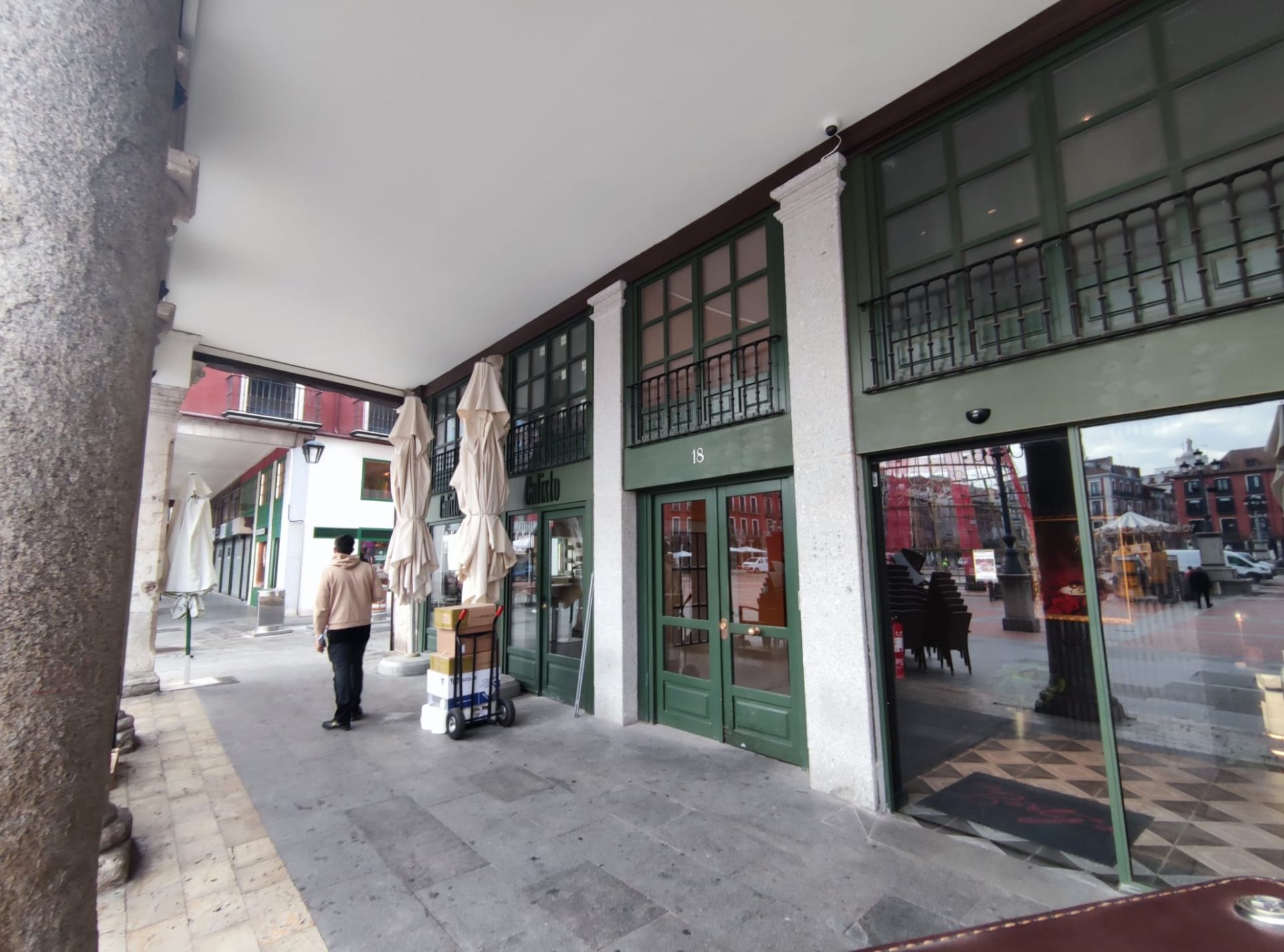 Un repartidor, a las puertas del bar Calixto, que abrirá sus puertas el próximo miércoles en la Plaza Mayor.