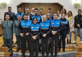 Los nuevos agentes posan con el alcalde y otros compañeros.