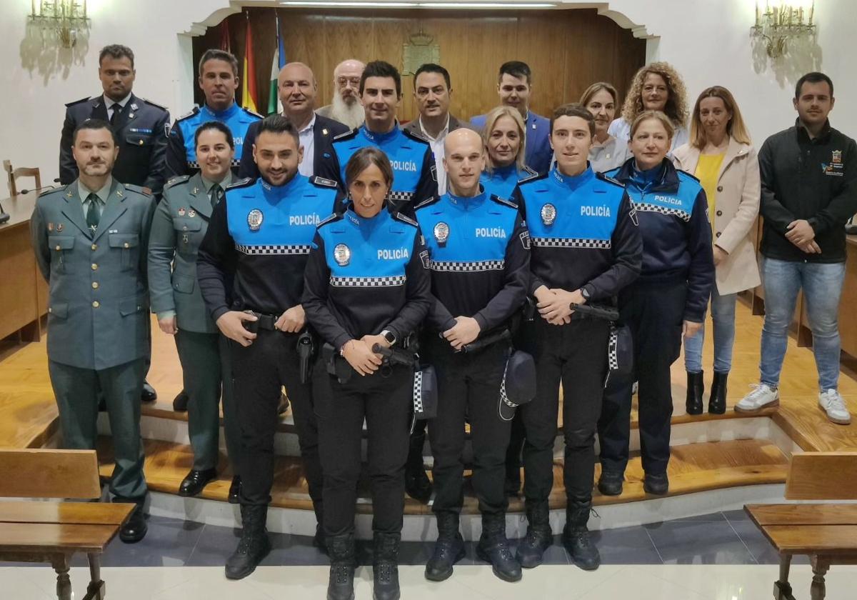 Los nuevos agentes posan con el alcalde y otros compañeros.