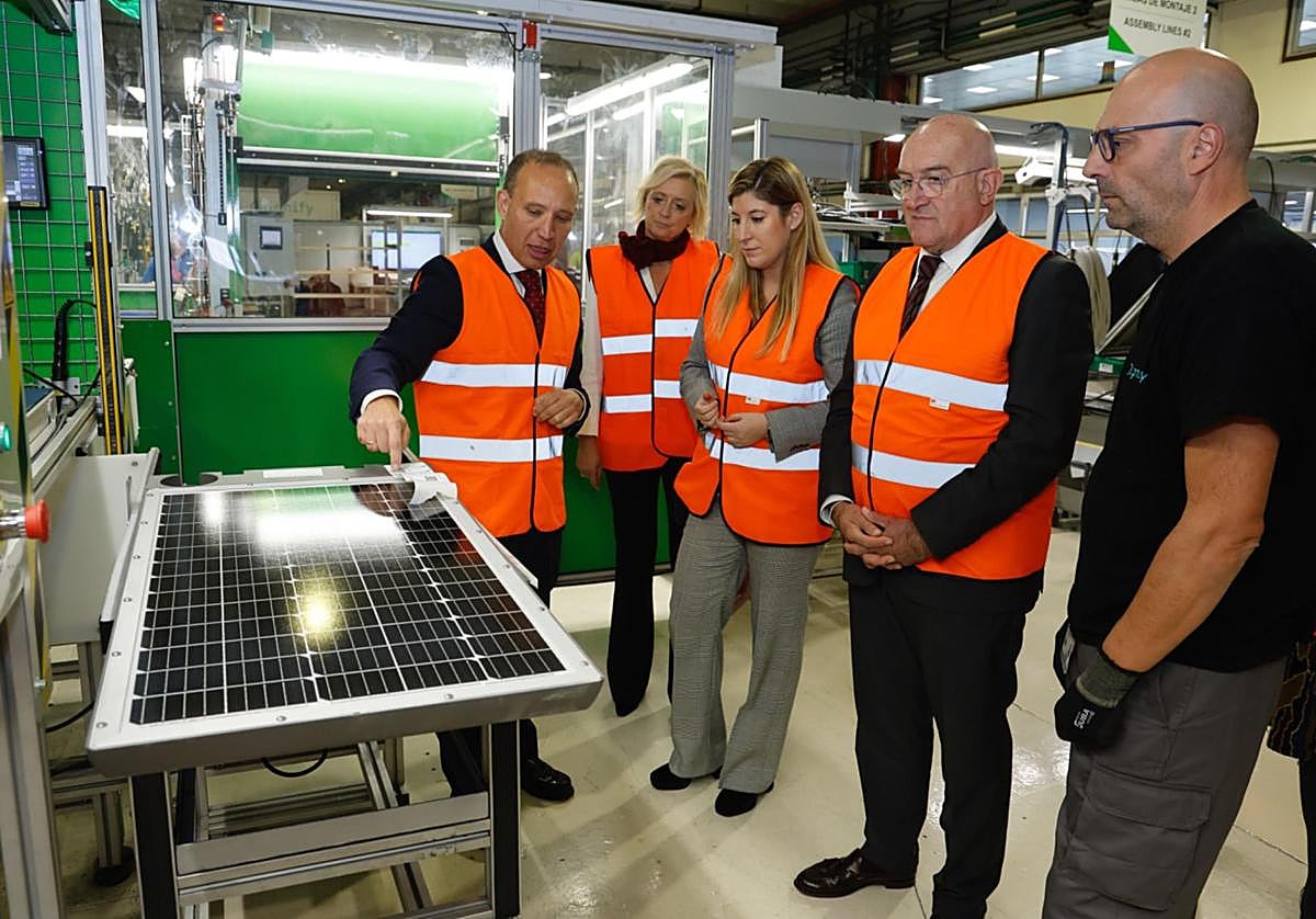 Visita del alcalde, Jesús Julio Carnero, y la delegada de la Junta en Valladolid, Raquel Alonso, este lunes a Signify.