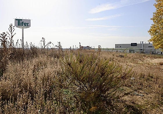 Terreno de la calle Francisco Umbral, junto al supermercado Tifer, que acogerá apartamentos tutelados.
