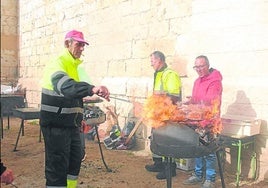 Vecinos de Valdestillas durante la fiesta de la matanza.