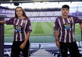 Las futbolistas Blanca Serrano (izquierda) y Violeta Antón posan en el estadio José Zorrilla.