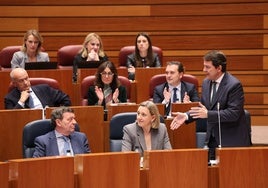 Alfonso Fernández Mañueco, durante la réplica a Juan García-Gallardo (Vox).