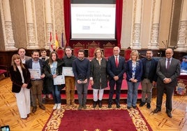 Los galardonados, con sus premios.