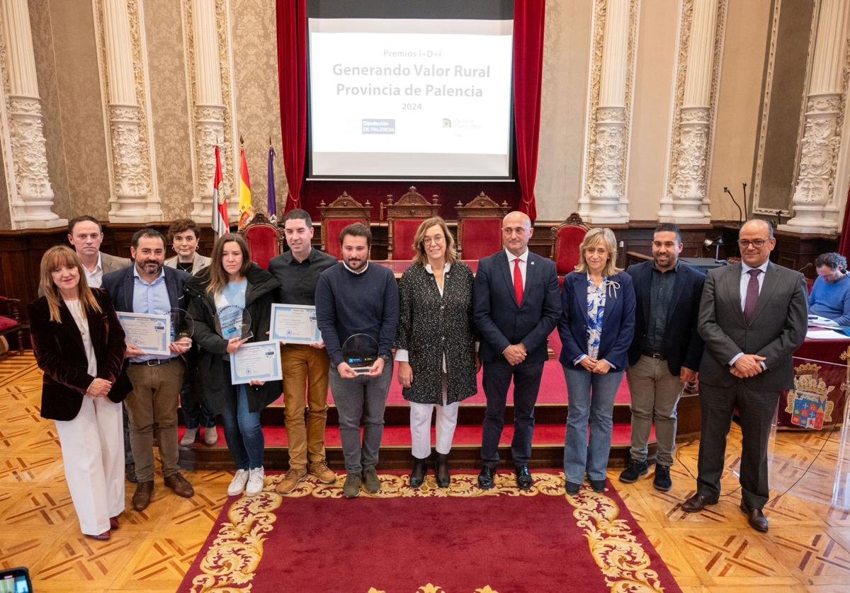 Los galardonados, con sus premios.