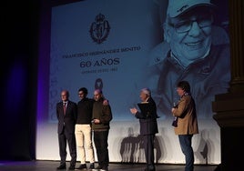 Imágenes de la entrega de insignias del Real Valladolid a sus abonados más longevos este martes en el Teatro Carrión