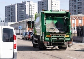 Un camión de basura circula por la calle Vázquez de Menchaca, en el polígono de Argales.