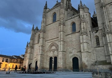 Un árbol de Navidad de doce metros anticipa el quinto centenario de la Catedral