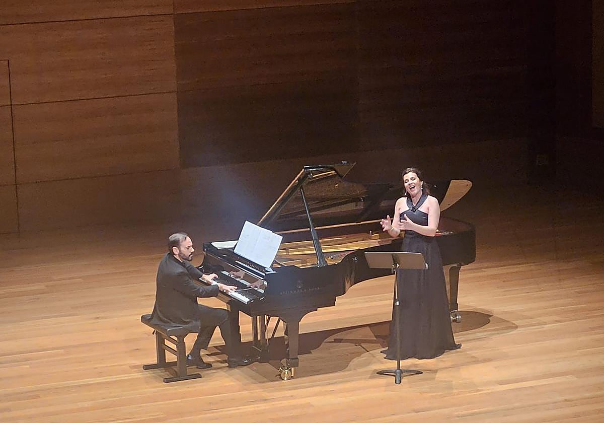 La soprano Sabina Puértolas, durante el concierto junto al pianista Rubén Fernández Aguirre.