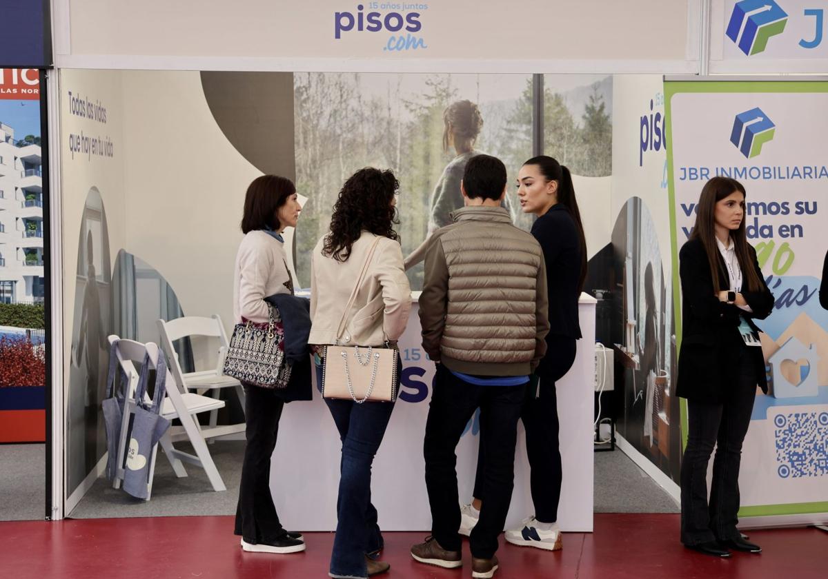 Clientes ante el expositor de pisos.com en la pasada edición de Fiva en Valladolid.