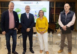 Rafael Monedero (Avadeco), Alberto Cuadrado (concejal) , Elvira Yañez (Federación Provincial de Asociaciones de Vecinos) y José María Pérez Concellón (subidector de Limpieza).