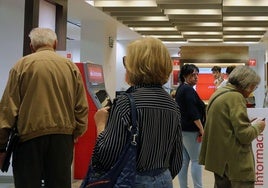 Clientes esperan su turno en una entidad financiera de Segovia.