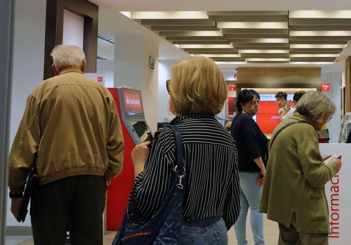 Clientes esperan su turno en una entidad financiera de Segovia.