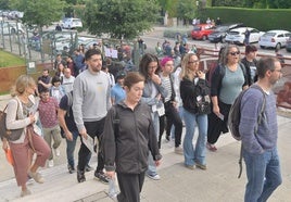 Aspirantes instantes antes de entrar en las oposiciones de magisterio el pasado mes de junio.