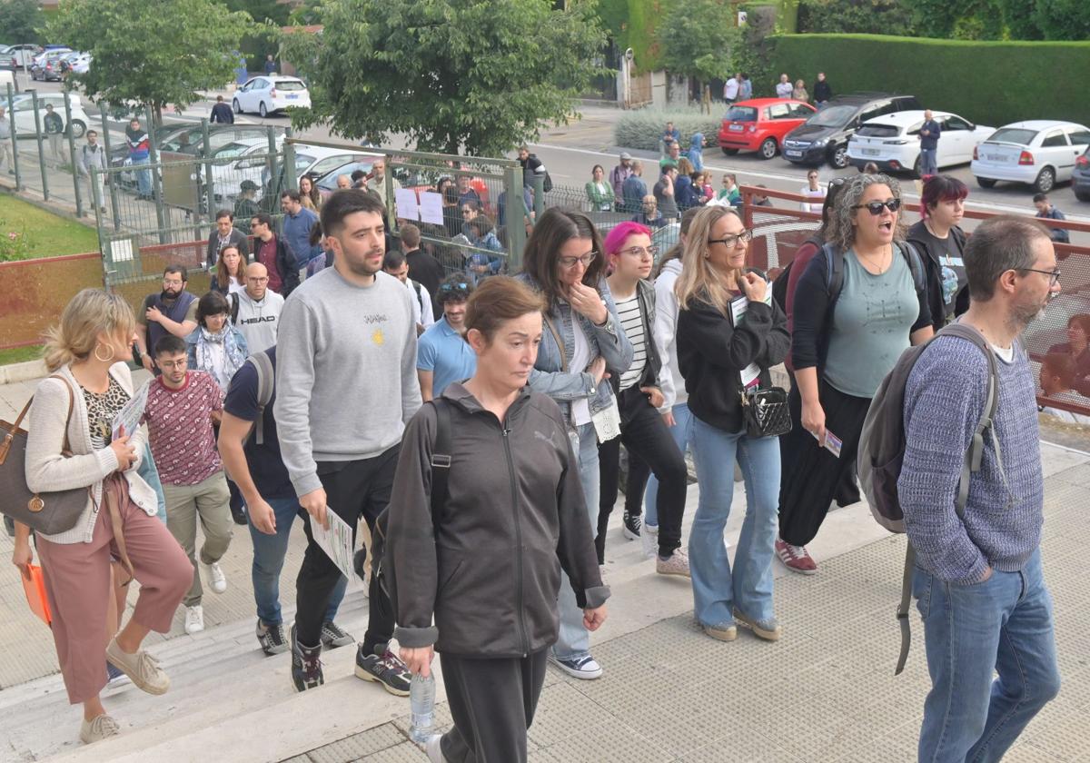 Aspirantes instantes antes de entrar en las oposiciones de magisterio el pasado mes de junio.