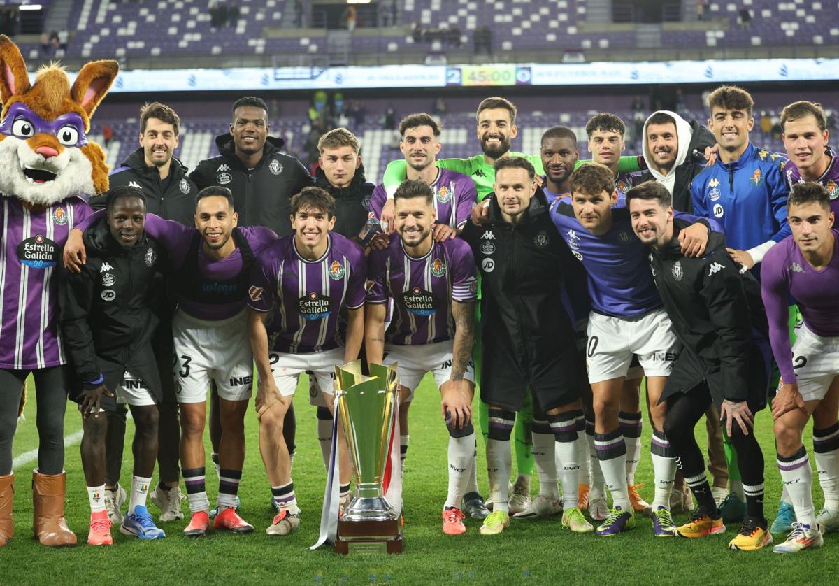 Los jugadores del Real Valladolid posan con el trofeo.