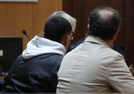 Soufian Smires, con capucha blanca, durante el inicio del juicio en la Audiencia de Valladolid.