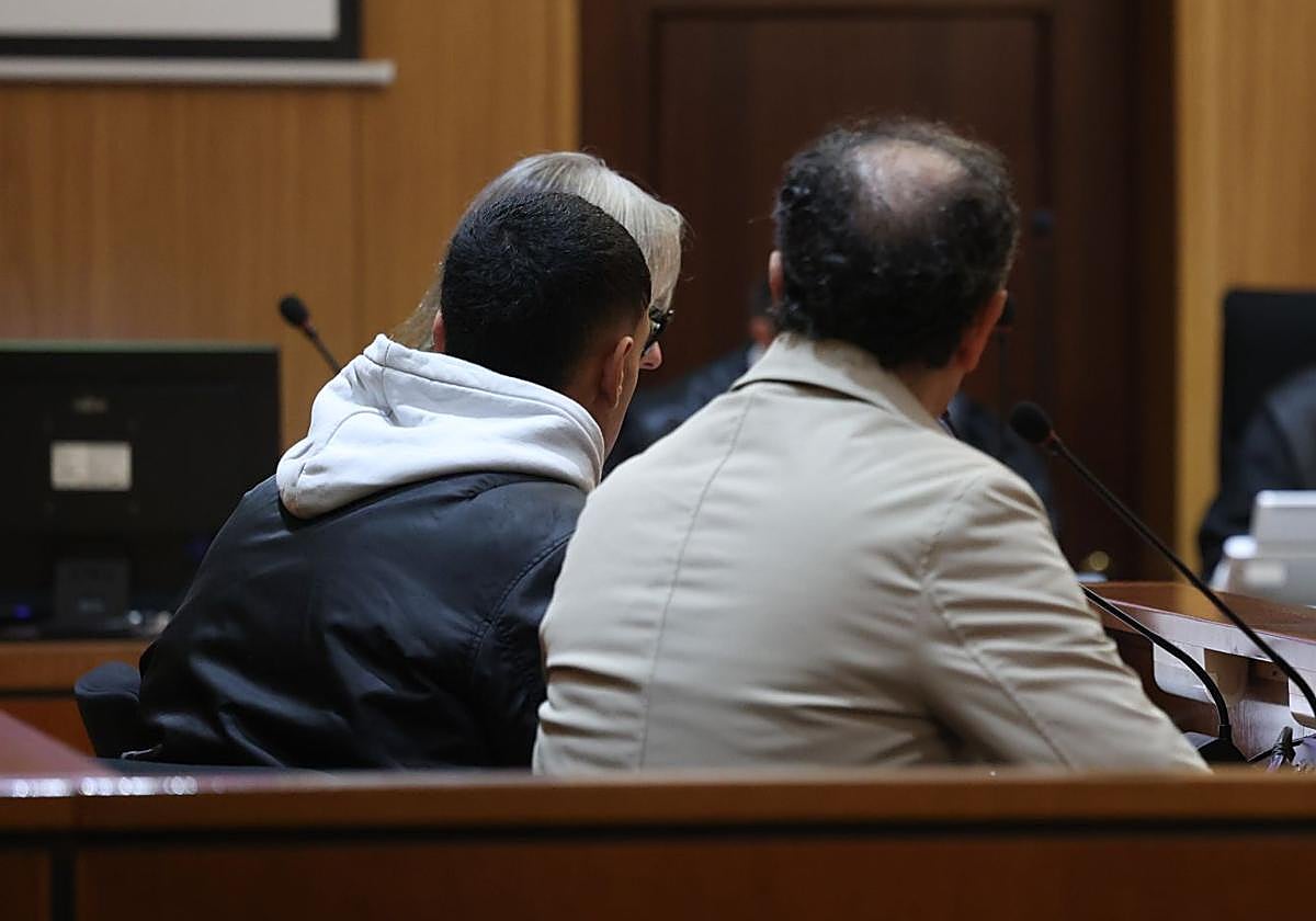 Soufian Smires, con capucha blanca, durante el inicio del juicio en la Audiencia de Valladolid.