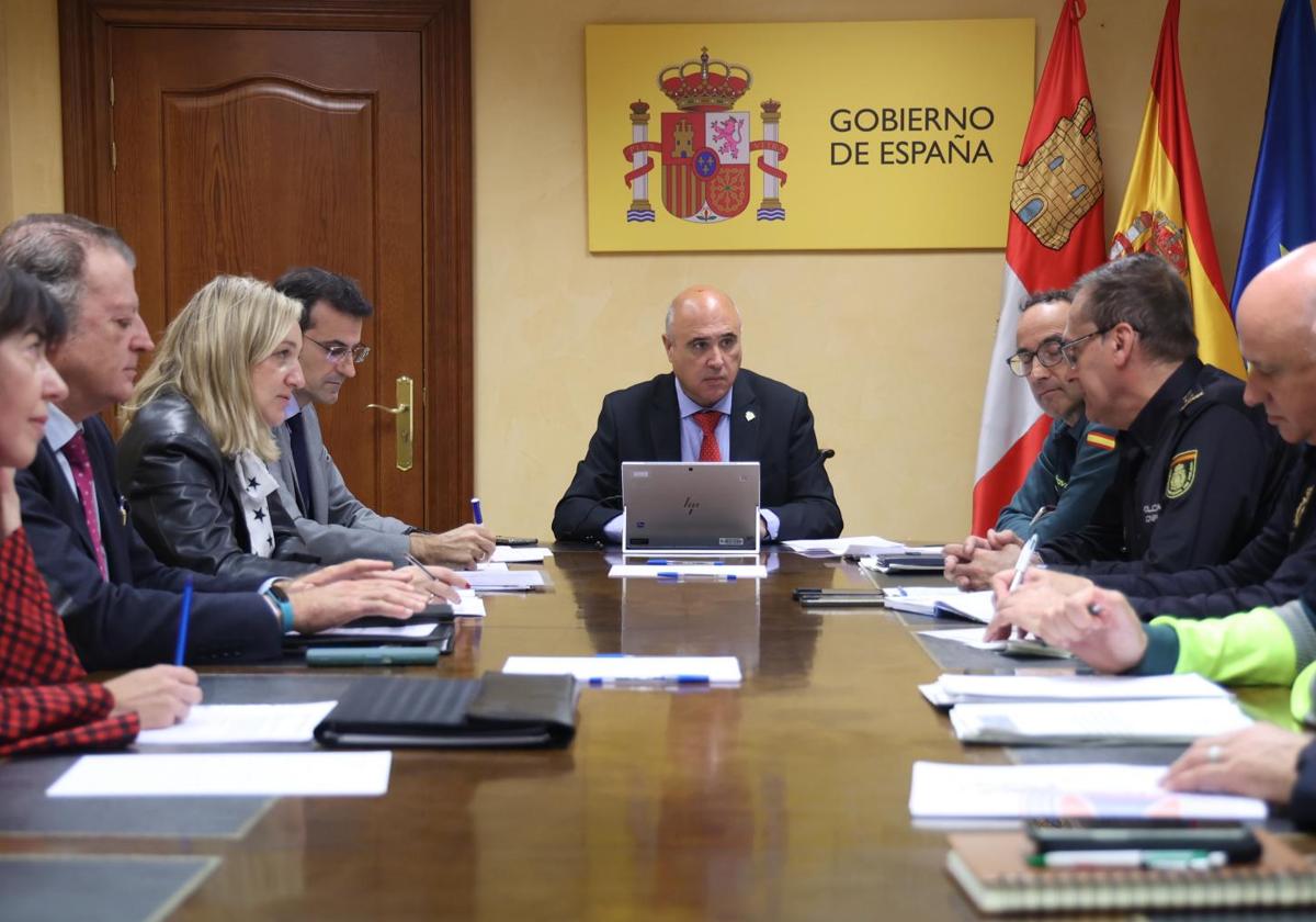 El subdelegado del Gobierno, Jacinto Canales, preside la reunión de coordinación del operativo invernal.