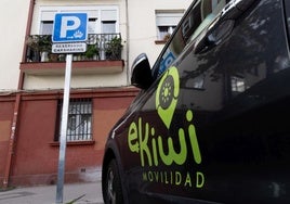 Un vehículo de eKiwi, aparcado en la plaza reservada con la nueva señal para vehículos compartidos ('carsharing').