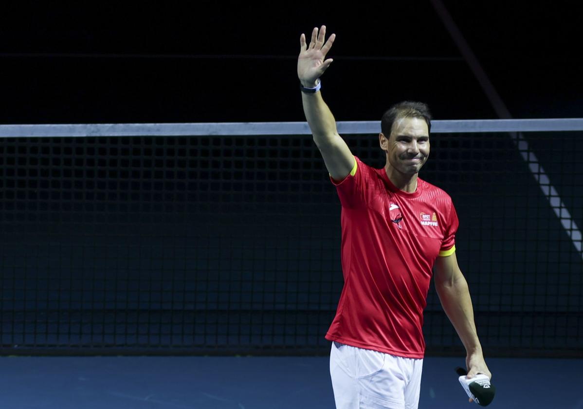 Rafa Nadal saluda a la afición durante el homenaje que ha recibido a la finalización del último encuentro de Copa Davis.