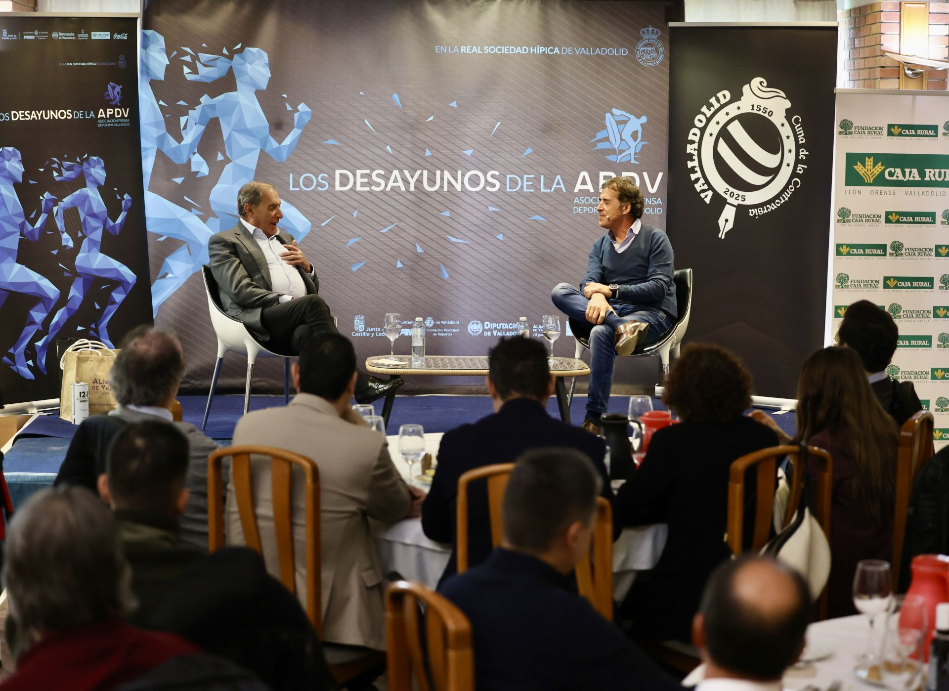 La Conferencia de Perico Delgado, en imágenes