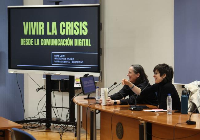 Las profesoras de la UVA Estrella Alonso y Dafne Calvo, durante la conferencia.