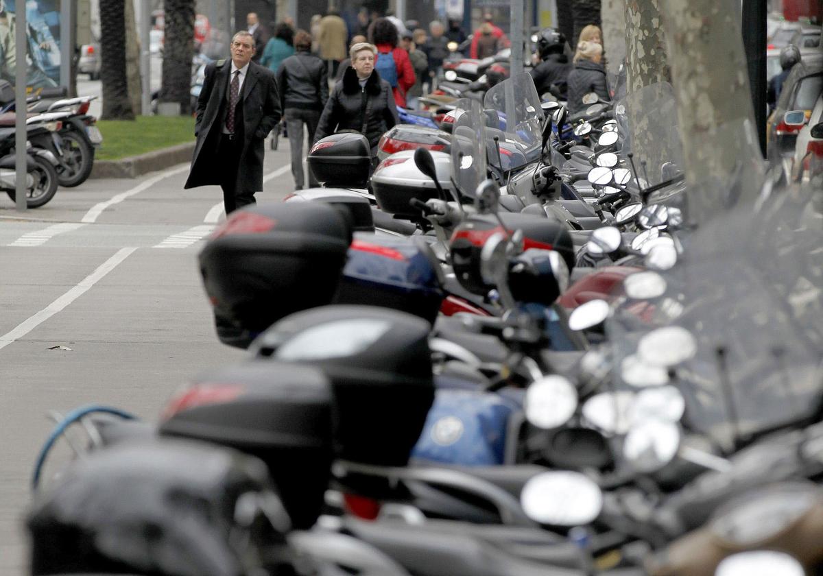 Motocicletas aparcadas en la calle, en imagen de archivo.