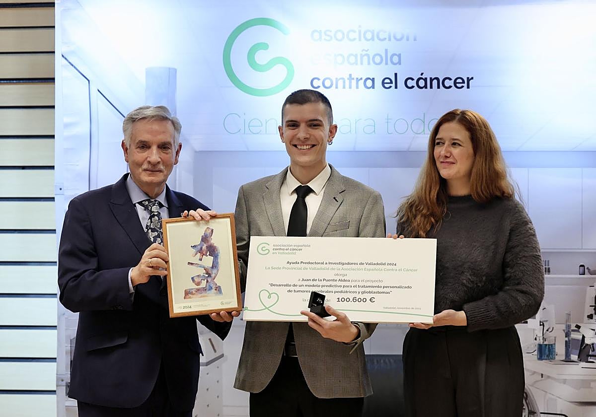 El presidente de la AECC en Valladolid, Artemio Domínguez, el investigador Juan de la Puente y la doctora Laura Senovilla, directora de la tesis