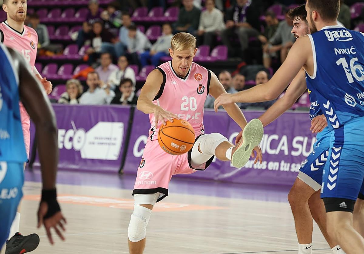 Kovacevic controla un balón en el partido de Copa ante Zamora.