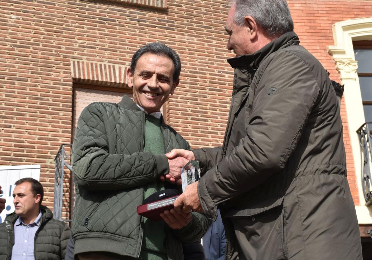 Sabas Calvo recibe el premio Alubia de Saldaña en octubre de 2023.