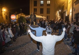 Baile de jotas delante de la estatua de Agapito Marazuela, este miércoles.