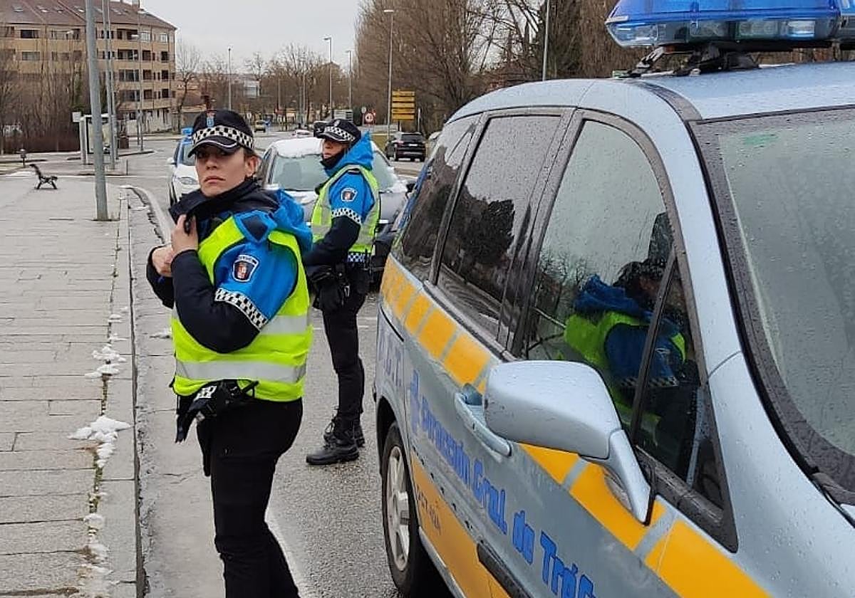 Agentes de la Policía Local vigilan el tráfico en la ciudad de Segovia.