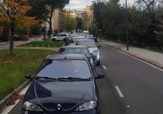 Retenciones en la calle José Delicado Baeza por el corte del puente de Poniente.