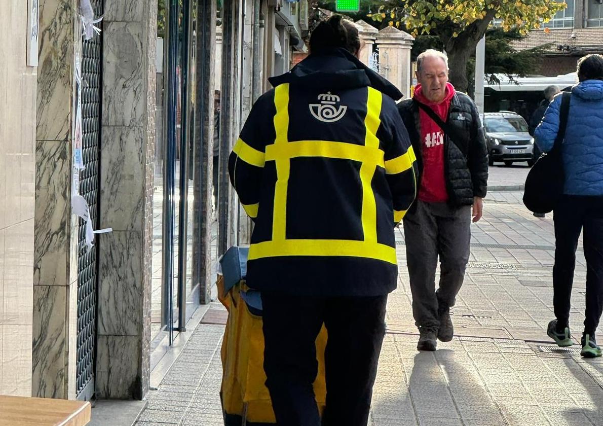 Un cartero, en la avenida Manuel Rivera.