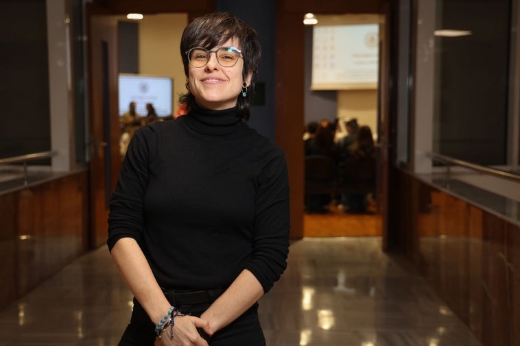 Dafne Calvo, en la entrada del Salón de Grados de la Facultad de Filosofía y Letras de la Universidad de Valladolid.