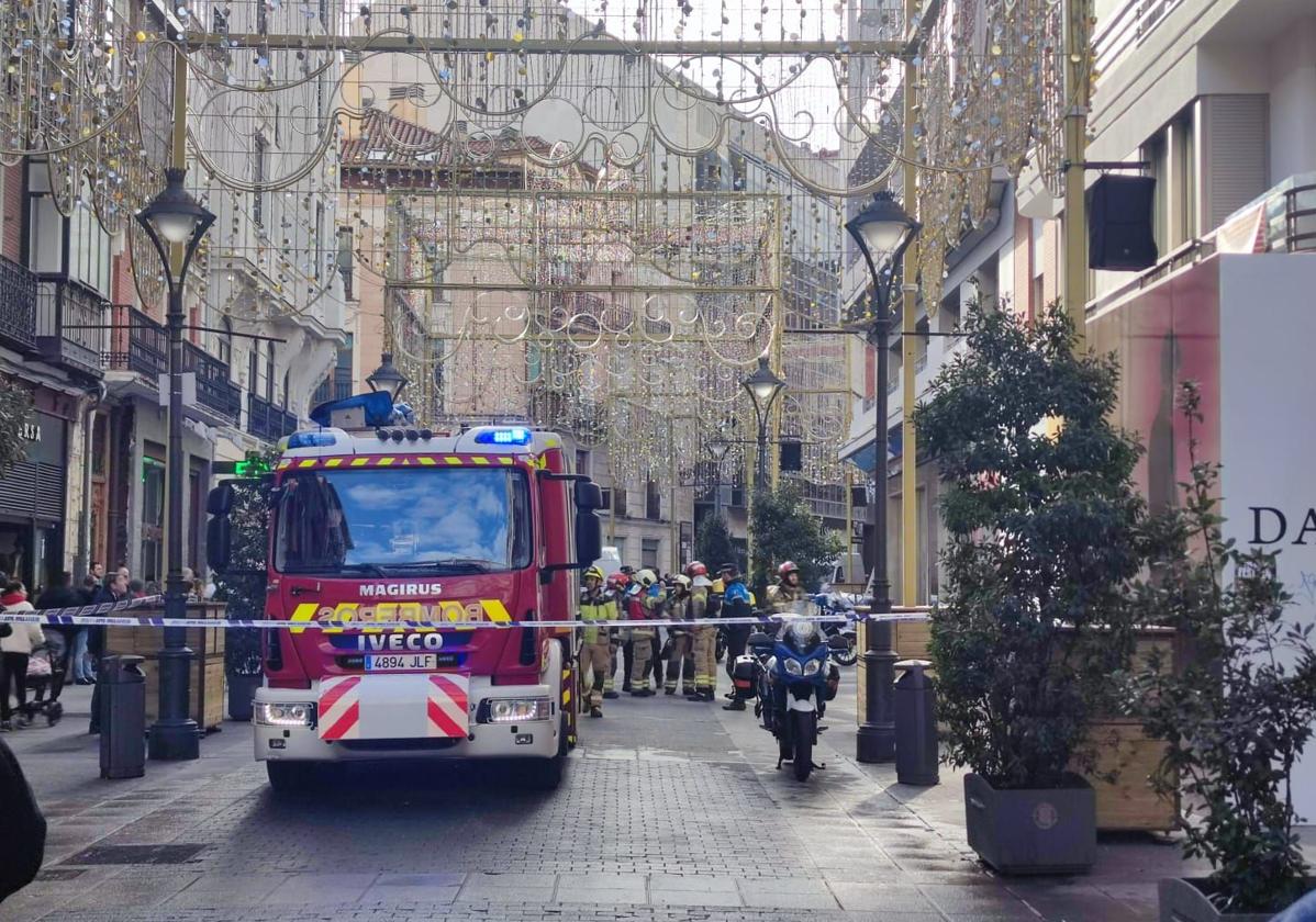 Bomberos y Policía Local, este miércoles por la mañana en la calle Santiago tras el aviso.