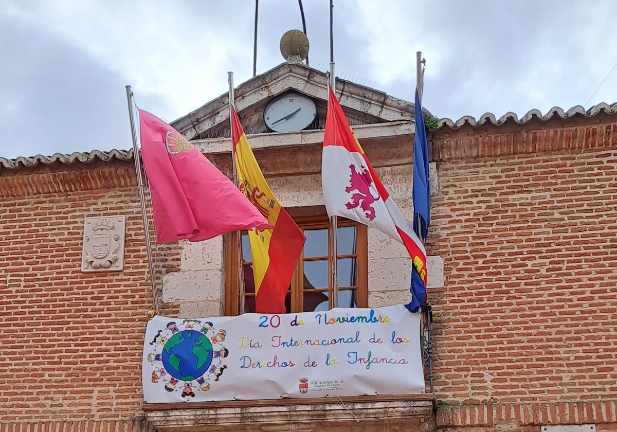 Fachada del Ayuntamiento de Laguna de Duero durante el 20 de noviembre, Día Internacional de los Derechos de la Infancia.