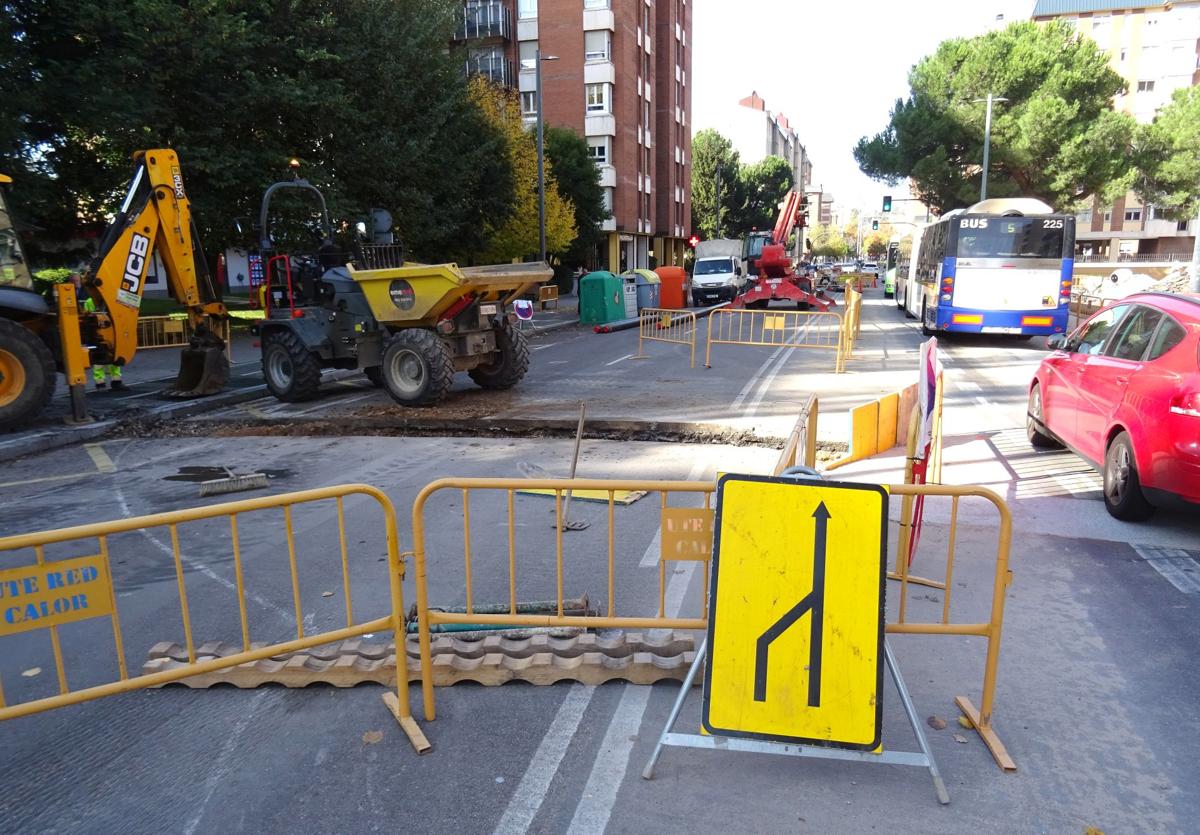 Trabajos de la red de calor en la avenida de Miguel Ángel Santos, con un solo carril abierto hacia la avenida de Salamanca.