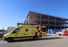 Una ambulancia junto a las obras del bloque técnico del nuevo hospital.