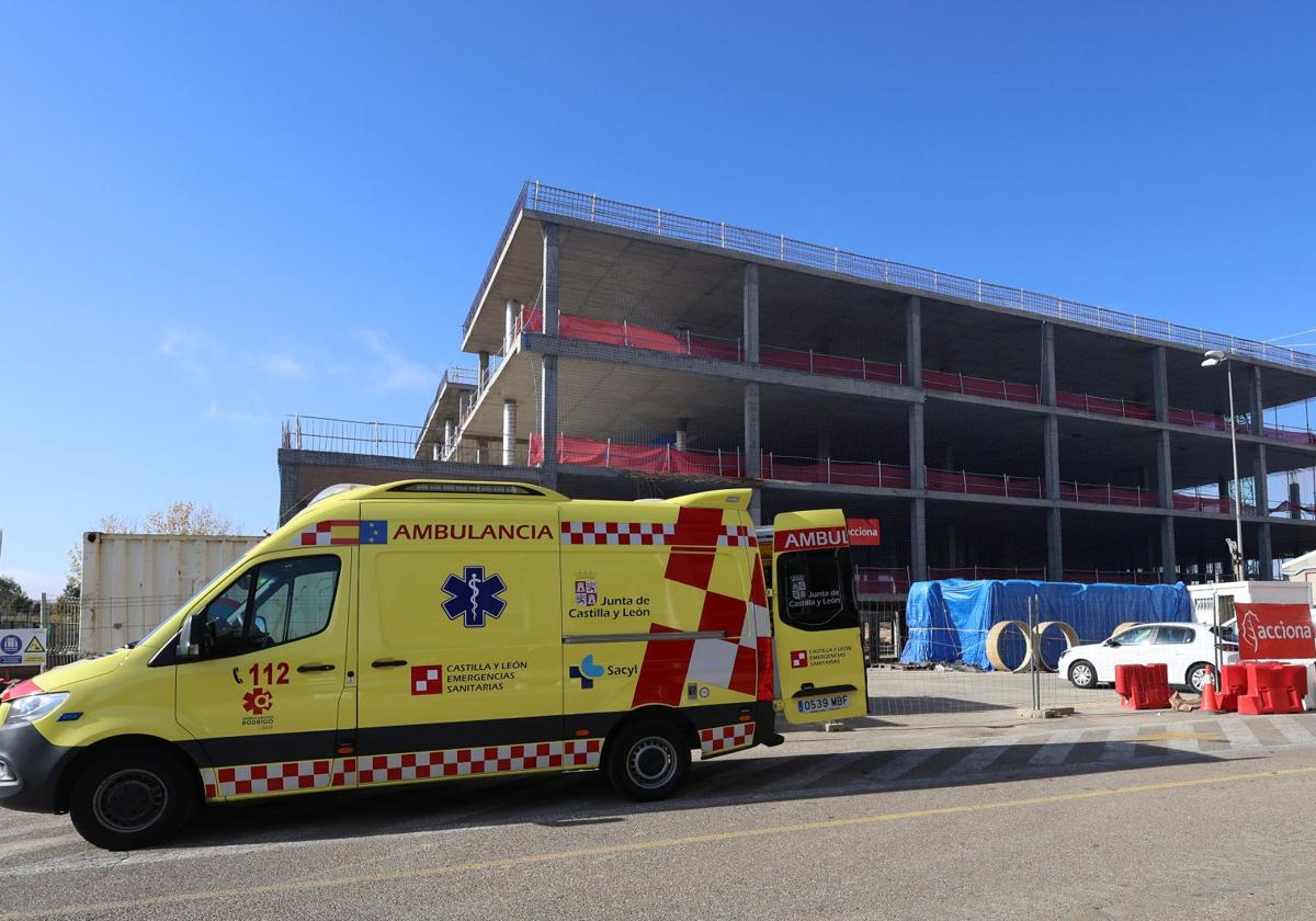 Una ambulancia junto a las obras del bloque técnico del nuevo hospital.