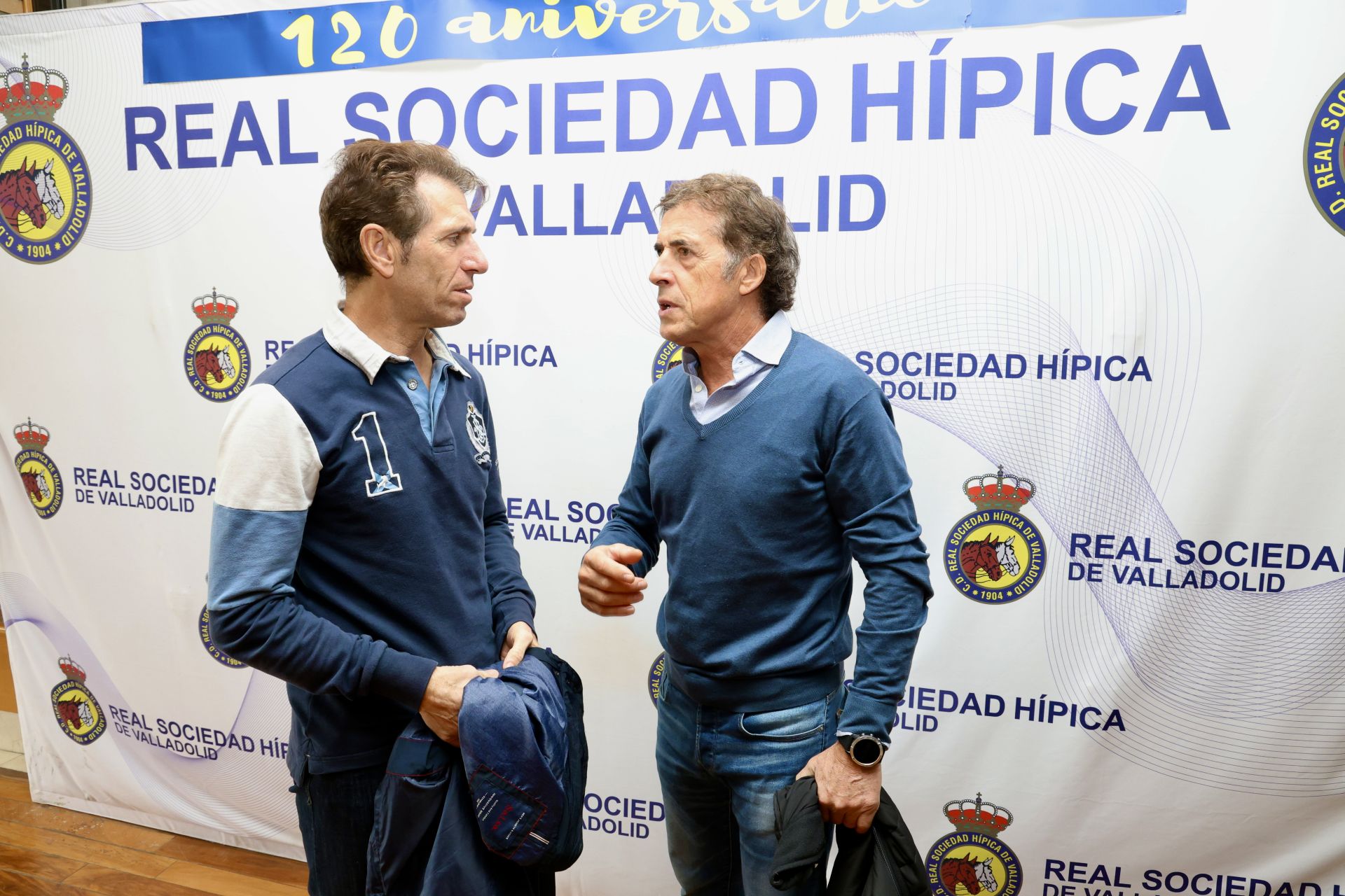 Juan Carlos Domínguez charla con Pedro Delgado antes de la conferencia.