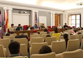 Escolares participando en el Pleno de la Infancia de Medina del Campo