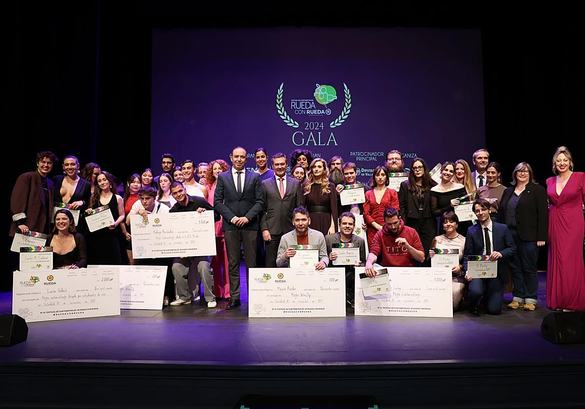 Premiados y organizadores del IX Festival de Cortometrajes Rueda con Rueda, al término de la gala en el Teatro Zorrilla.